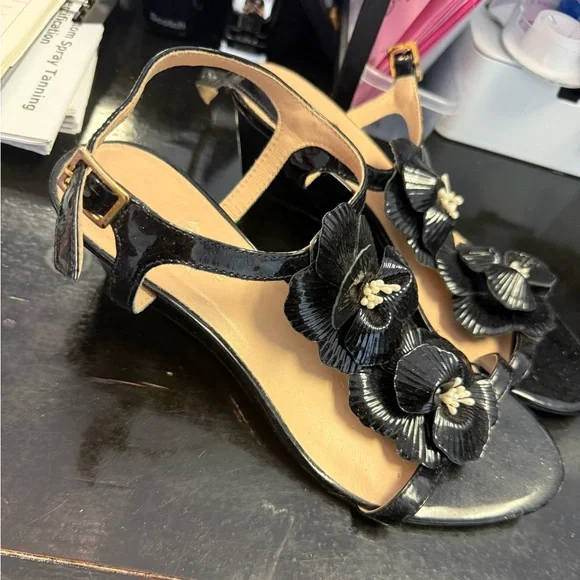 kate spade black floral patent leather sandals with ankle strap - Picture 2 of 3